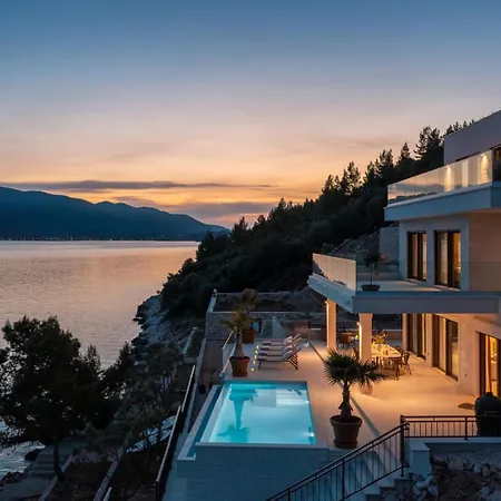 Villa Maris -Heated Pool,Sauna,First Row Sea Beach *