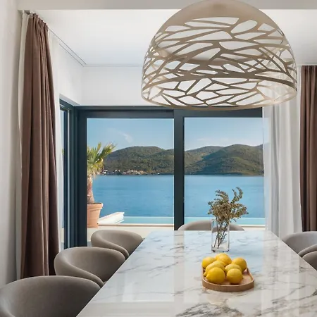 Maris -heated Pool,sauna,first Row Sea Vila Kuciste