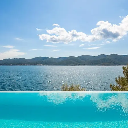 Villa Maris -heated Pool,sauna,first Row Sea