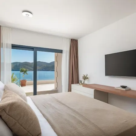 Maris -heated Pool,sauna,first Row Sea *