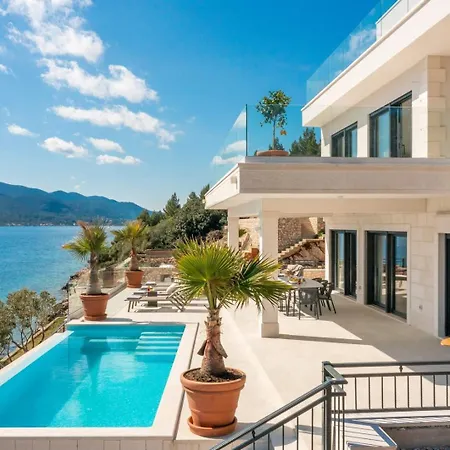 Maris, 5m Sea Beach, Heated Pool, Sauna Villa