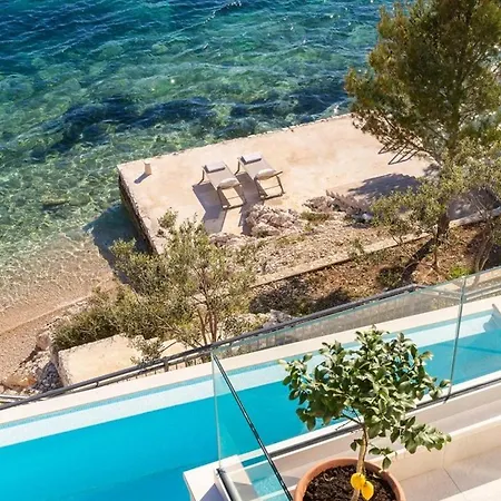 Maris -heated Pool,sauna,first Row Sea Vila Kuciste