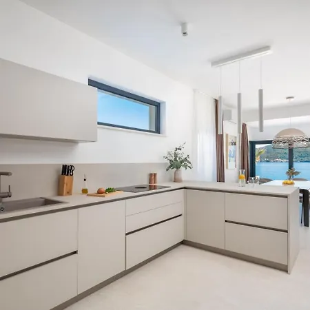 Villa Maris -heated Pool,sauna,first Row Sea