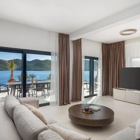 Villa Maris -heated Pool,sauna,first Row Sea *