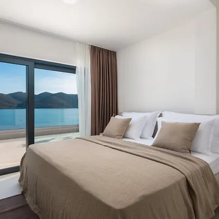 Maris -heated Pool,sauna,first Row Sea *