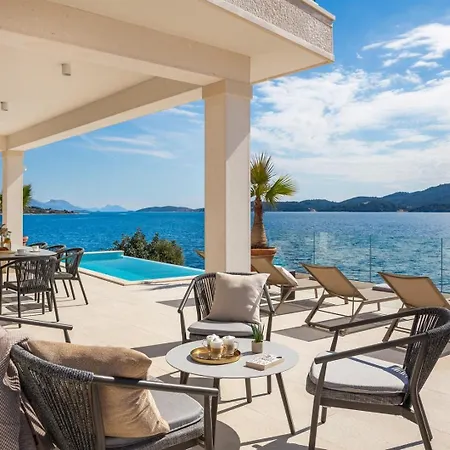 Maris -heated Pool,sauna,first Row Sea