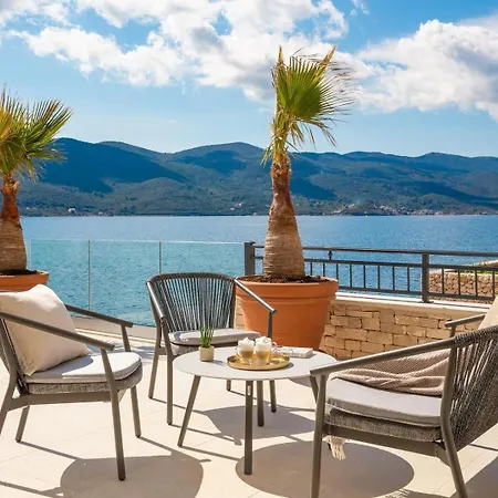 Maris -heated Pool,sauna,first Row Sea *