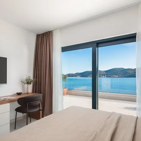 Maris -heated Pool,sauna,first Row Sea