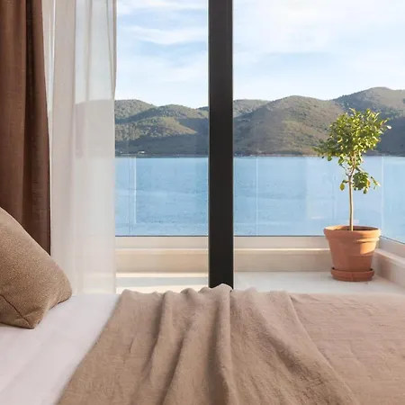 Maris -heated Pool,sauna,first Row Sea Vila Kuciste