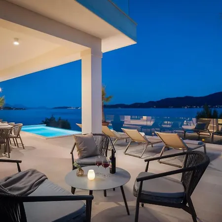 Maris -heated Pool,sauna,first Row Sea Villa