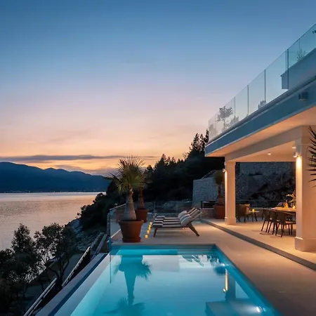 Maris -heated Pool,sauna,first Row Sea *