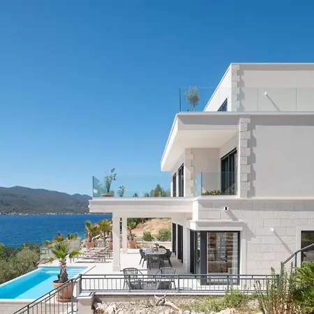 Maris -heated Pool,sauna,first Row Sea Villa Kuciste