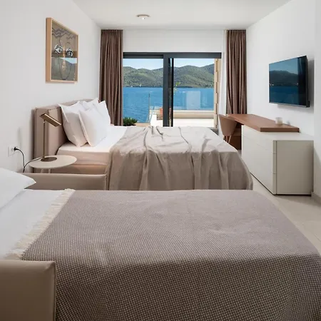 Maris -heated Pool,sauna,first Row Sea *
