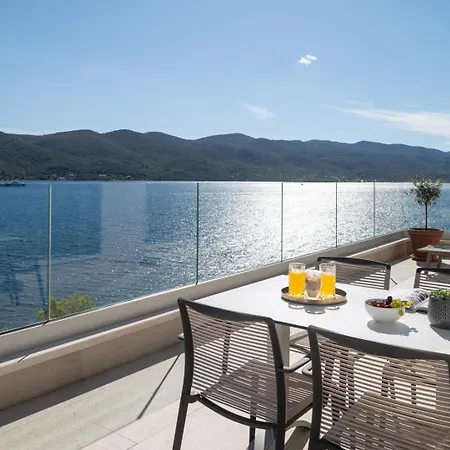 Villa Maris -heated Pool,sauna,first Row Sea