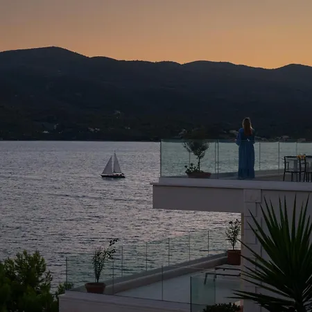 Maris -heated Pool,sauna,first Row Sea Kuciste