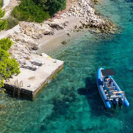 Villa Maris -heated Pool,sauna,first Row Sea Kuciste
