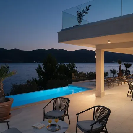 Maris -heated Pool,sauna,first Row Sea *