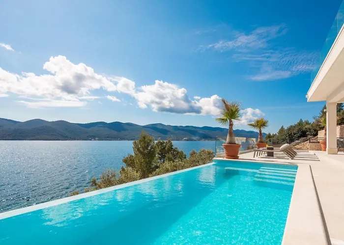 Maris -heated Pool,sauna,first Row Sea