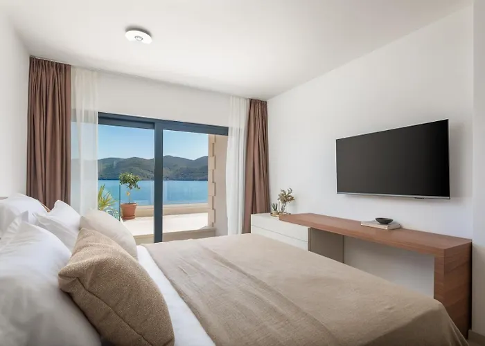 Maris -heated Pool,sauna,first Row Sea *