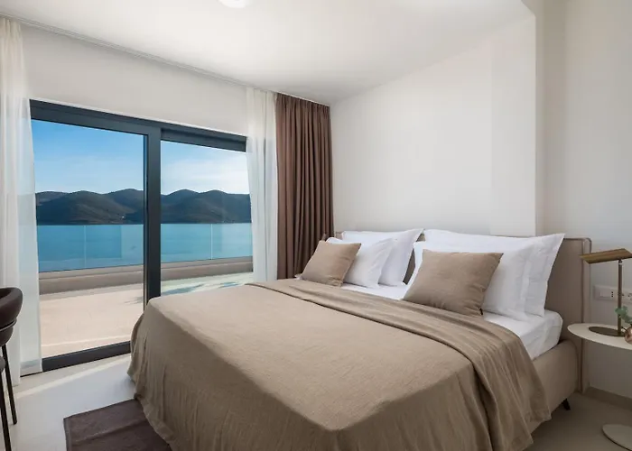 Maris -heated Pool,sauna,first Row Sea *