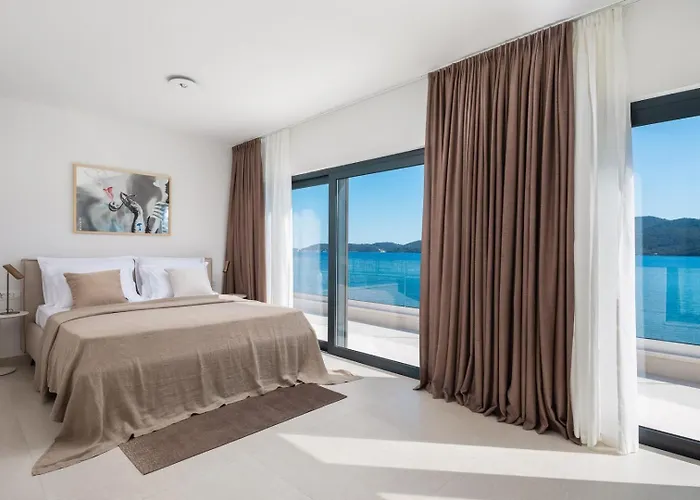 Maris -heated Pool,sauna,first Row Sea *