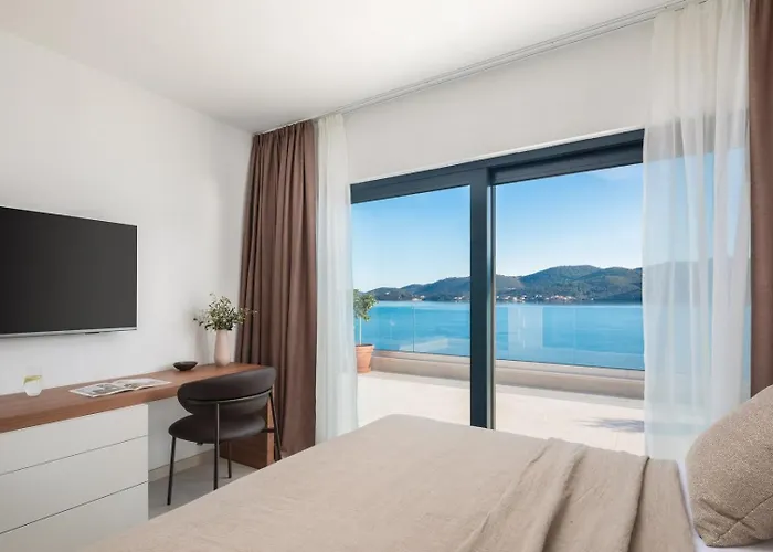 Maris -heated Pool,sauna,first Row Sea